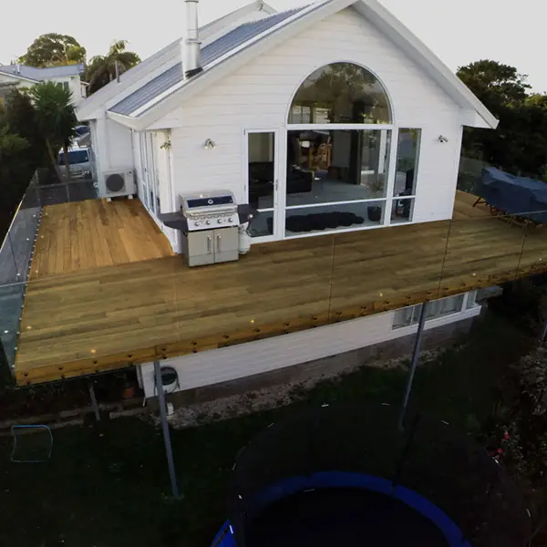Northcote Point deck with toughened glass balustrade