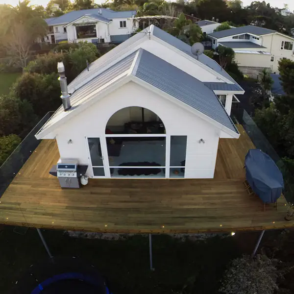 Northcote Point house with sea view deck on steel subframe and glass balustrade
